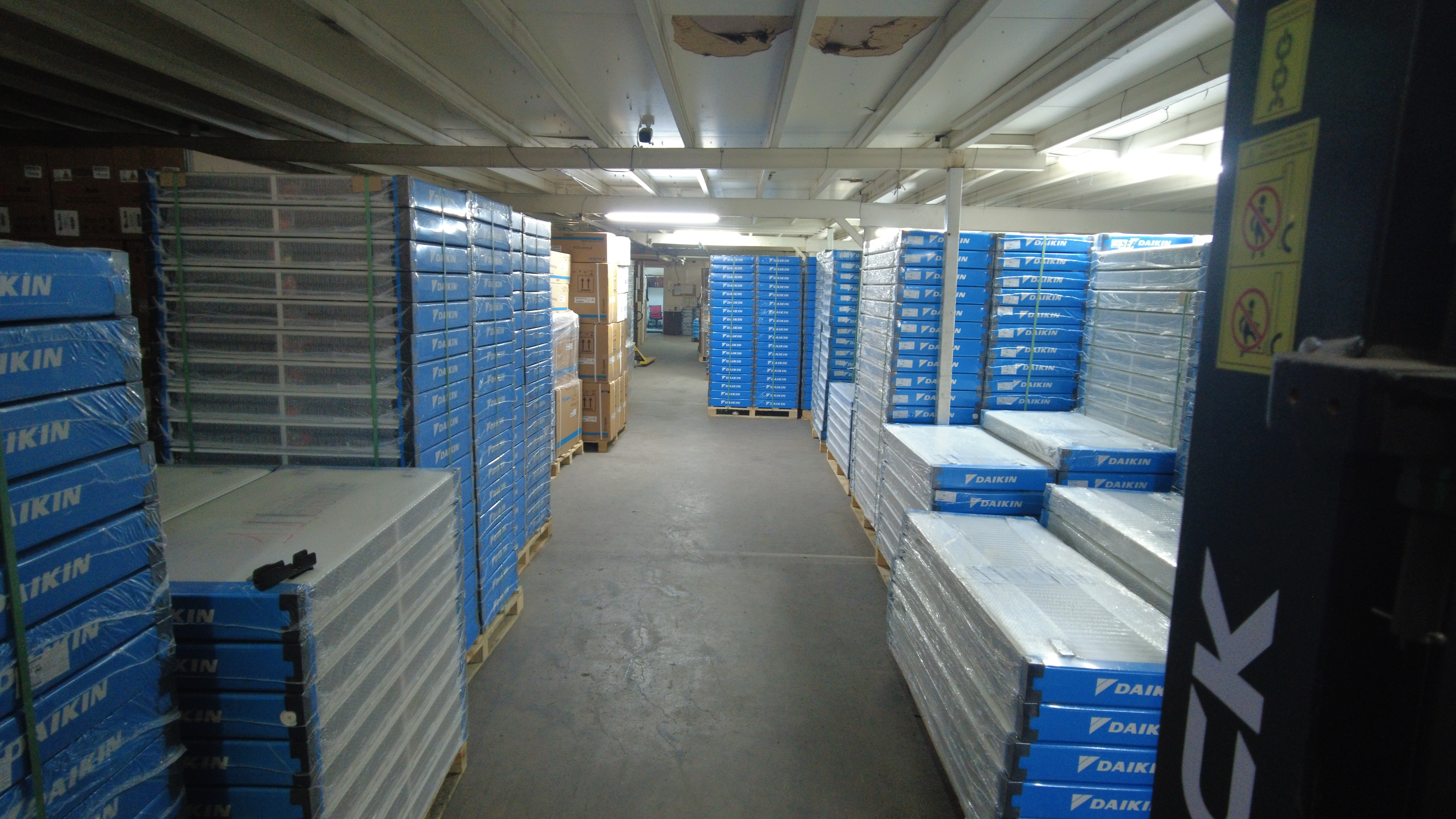 Daikin klima ve kombi depo koridoru — Bulkar İzmir iklimlendirme deposu